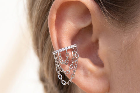 Conch Piercing mit Kette