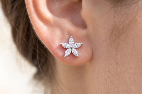 Ohrpiercing Blume