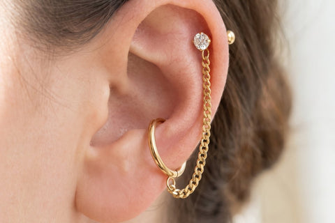 Helix Piercing mit Kette