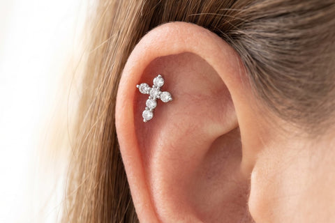Helix Piercing Kreuz