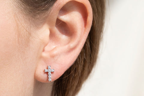 Ohrpiercing Kreuz