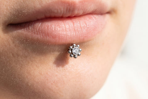 Lippenpiercing Blume