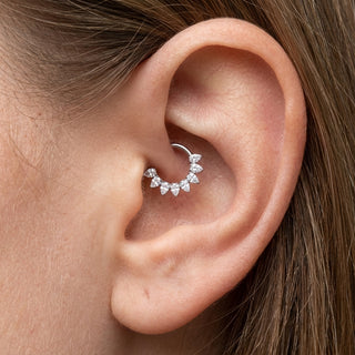 Titanium Ring Teardrop Zirconias Clicker – getragen
