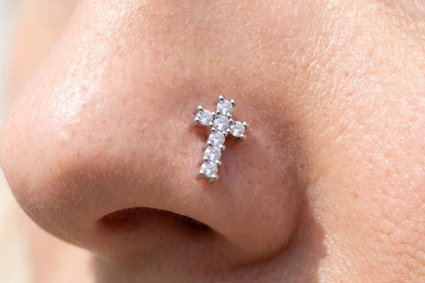 Nasenpiercing Kreuz